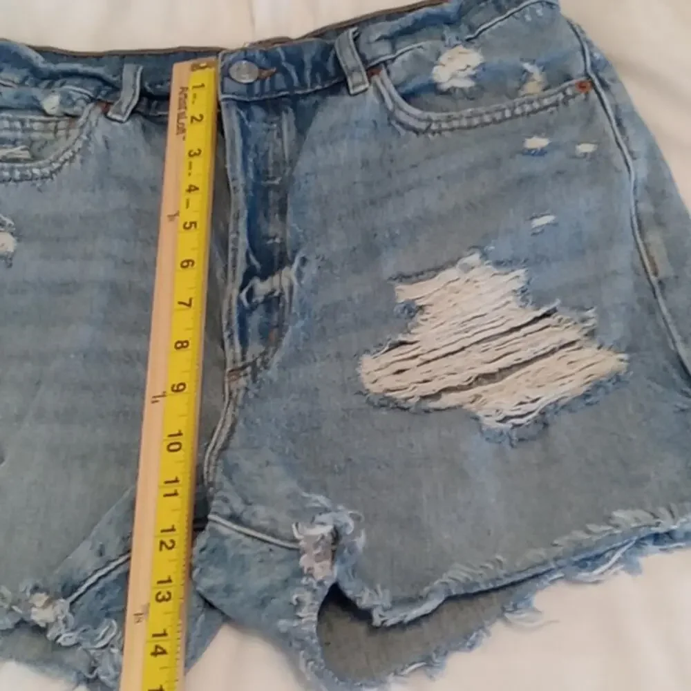 Garage Denim Juniors Vintage distressed denim cut off shorts.SIZE 9/29 Festival